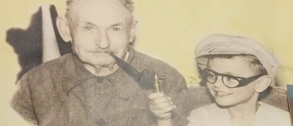 16. David Corona junto a su nieto Carlos José Corona