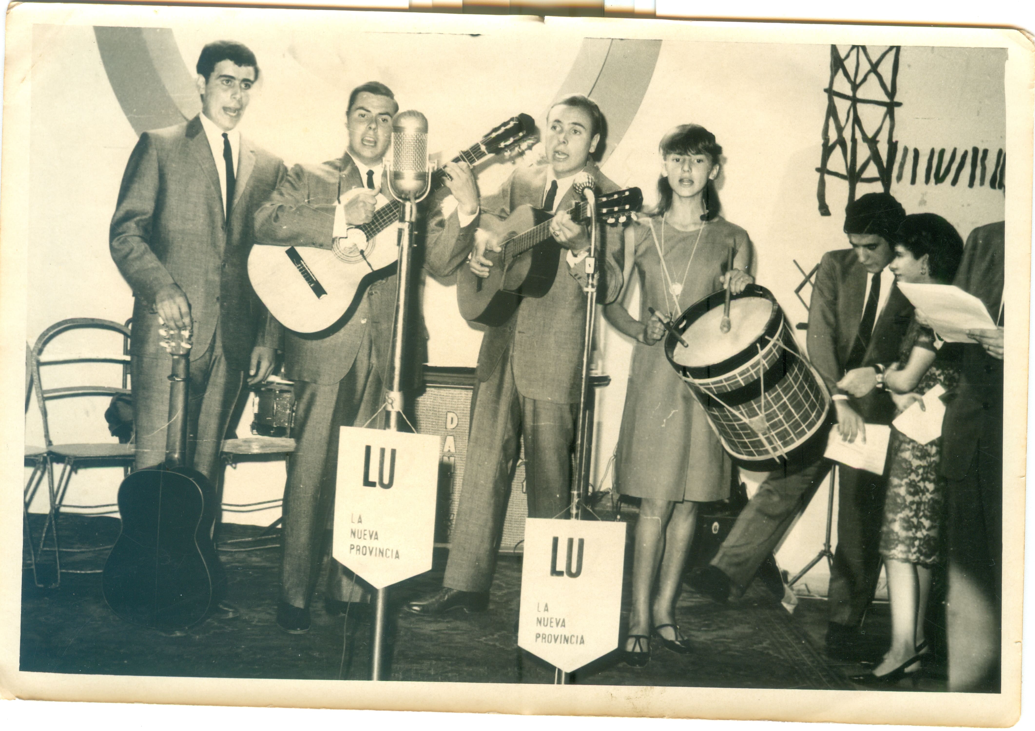 LOS CARAHUE GRUPO FOLKLORICO CARHUE 