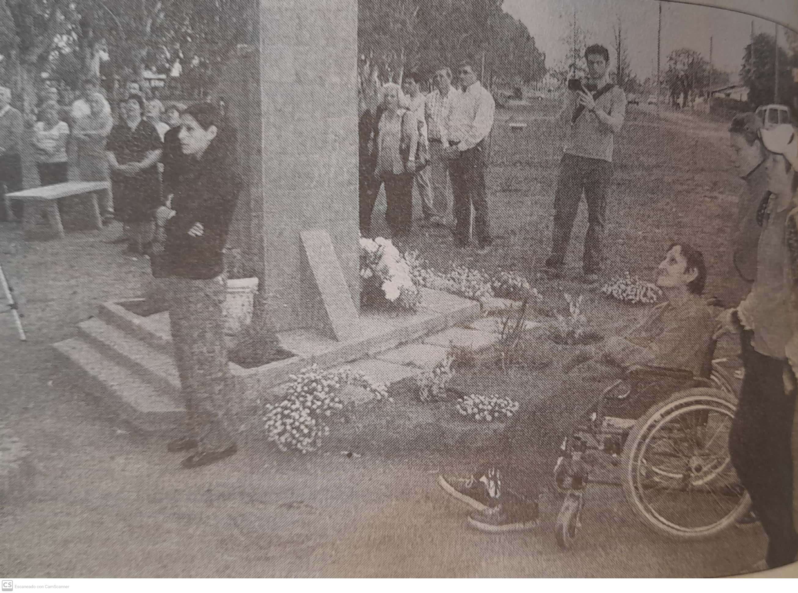 2009 Homenaje Int. Alonso monolito barrio obrero carhue