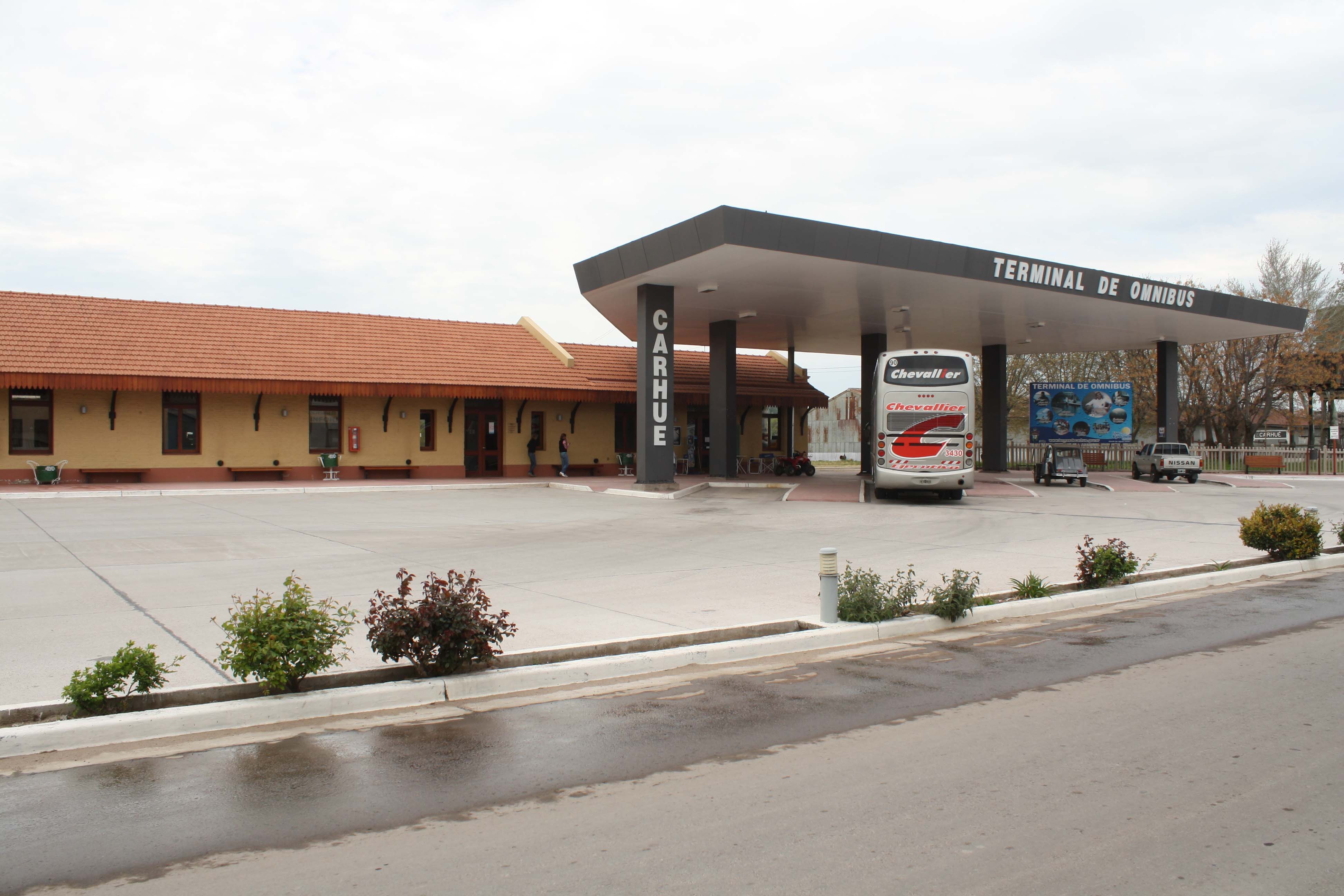 Actual Terminal de Ómnibus Carhué, en la reciclada (2011) estación del FC.-