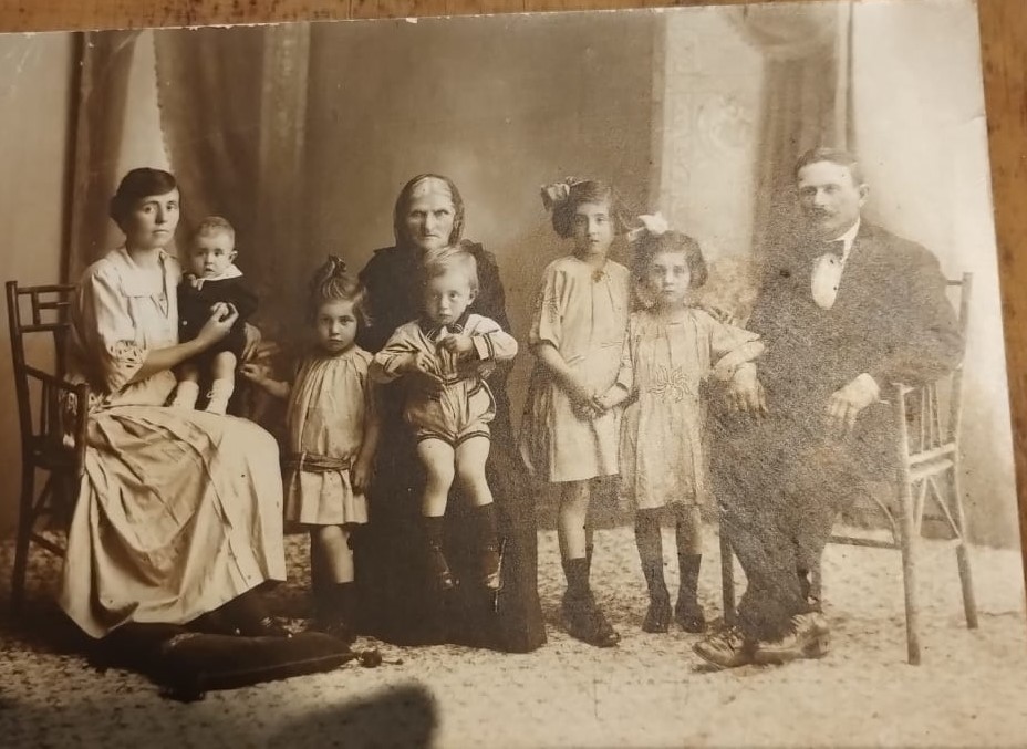 3. Luis Piro y esposa Josefa Steot con sus hijos y madre -en el medio-