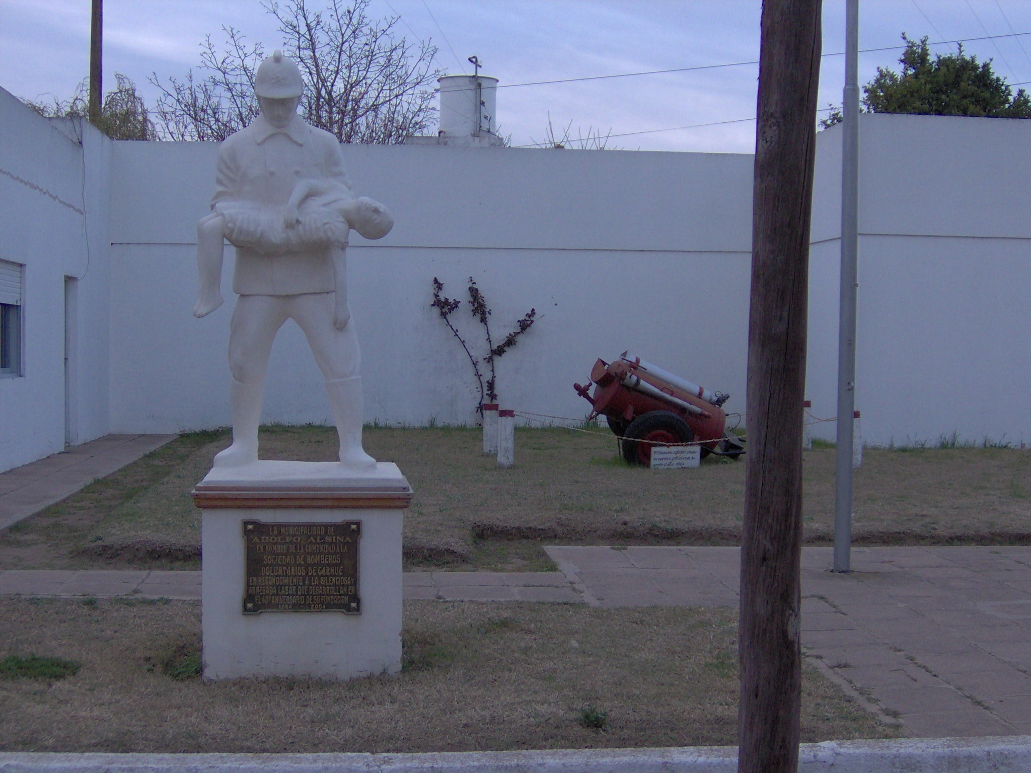CUARTEL DE BOMBEROS CARHUE 2006 ESCULTURA