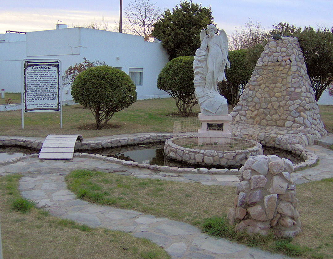 FUENTE ANGEL VIGIA CARHUE BOMBEROS CEMENTERIO